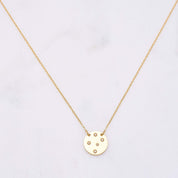 Sternenlicht Kette: Ein Traum zum Träumen und 'Make a Wish'! Diese Kette ist traumhaft schön mit ihrer glatten Oberfläche und den fünf Zirkonia-Steinen, die in einer Sternfassung eingelassen sind. Dieses Schmuckstück verleiht jedem Outfit am Abend und im Alltag eine besondere Note. Für Frauen, 18k vergoldet und wasserfest.