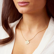 Sternenlicht Kette: Ein Traum zum Träumen und 'Make a Wish'! Diese Kette ist traumhaft schön mit ihrer glatten Oberfläche und den fünf Zirkonia-Steinen, die in einer Sternfassung eingelassen sind. Dieses Schmuckstück verleiht jedem Outfit am Abend und im Alltag eine besondere Note. Für Frauen, 18k vergoldet und wasserfest.