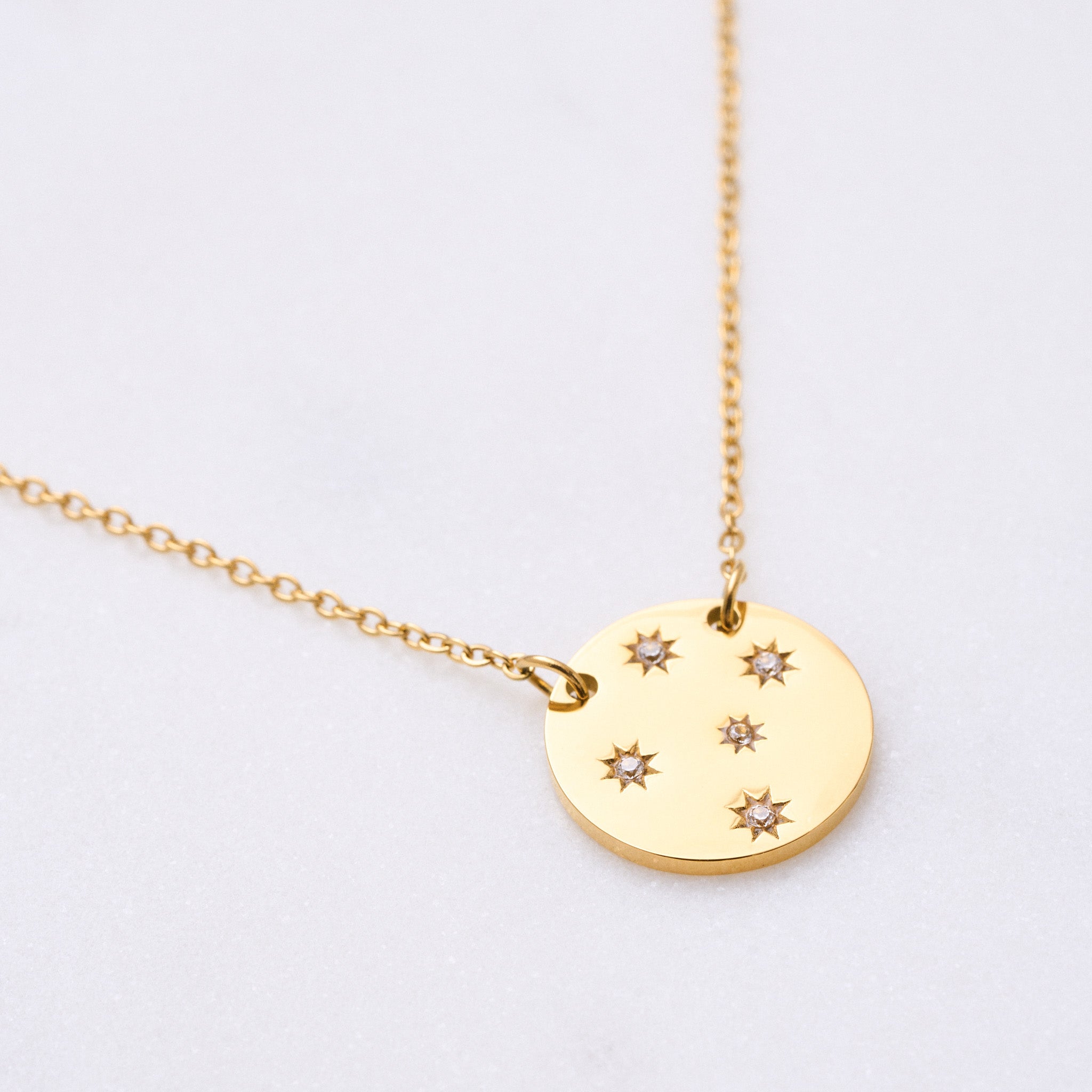 Sternenlicht Kette: Ein Traum zum Träumen und 'Make a Wish'! Diese Kette ist traumhaft schön mit ihrer glatten Oberfläche und den fünf Zirkonia-Steinen, die in einer Sternfassung eingelassen sind. Dieses Schmuckstück verleiht jedem Outfit am Abend und im Alltag eine besondere Note. Für Frauen, 18k vergoldet und wasserfest.