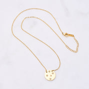 Sternenlicht Kette: Ein Traum zum Träumen und 'Make a Wish'! Diese Kette ist traumhaft schön mit ihrer glatten Oberfläche und den fünf Zirkonia-Steinen, die in einer Sternfassung eingelassen sind. Dieses Schmuckstück verleiht jedem Outfit am Abend und im Alltag eine besondere Note. Für Frauen, 18k vergoldet und wasserfest.