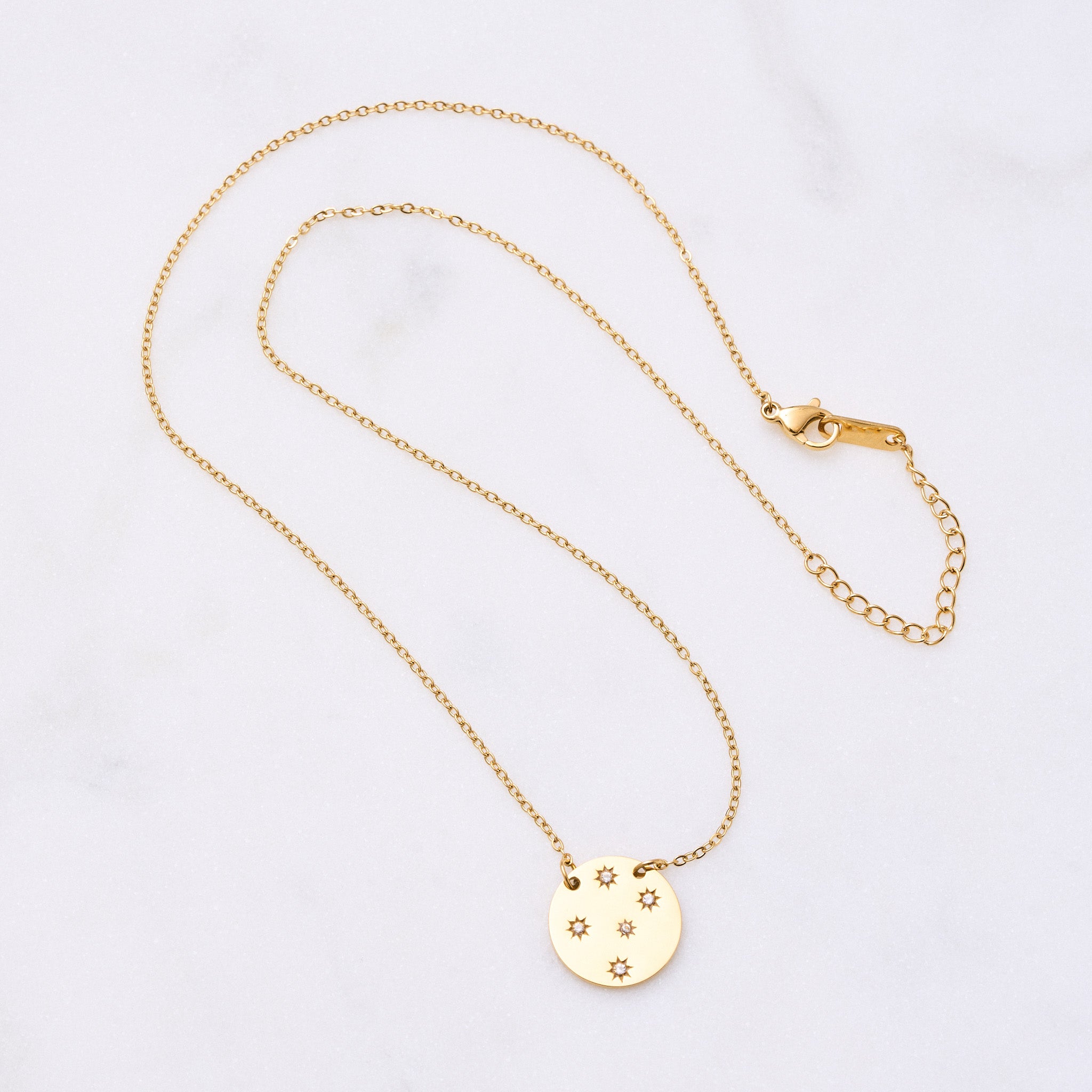 Sternenlicht Kette: Ein Traum zum Träumen und 'Make a Wish'! Diese Kette ist traumhaft schön mit ihrer glatten Oberfläche und den fünf Zirkonia-Steinen, die in einer Sternfassung eingelassen sind. Dieses Schmuckstück verleiht jedem Outfit am Abend und im Alltag eine besondere Note. Für Frauen, 18k vergoldet und wasserfest.