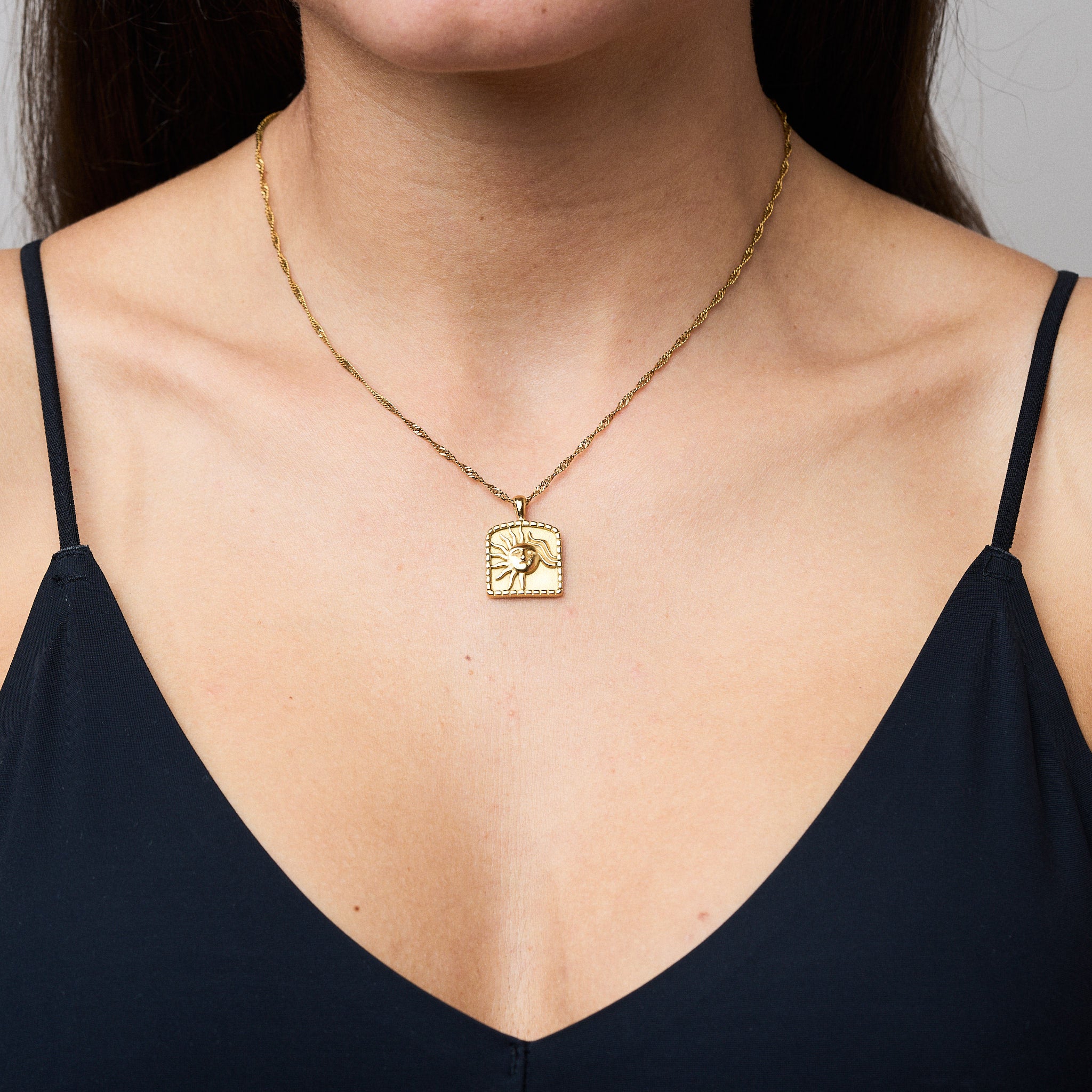 Sunny Sun Halskette: Die Sonne als Quelle des Lebens. Mit unserer Sunny Sun Halskette trägst du ihre Kraft bei dir. Der Vintage-Look verleiht dieser Kette eine gewisse Magie, wie ein Erbstück, das du schon ewig an deinem Hals trägst. Perfekt zum Layering mit einer Snake-Kette, um deinen eigenen Schmuckstil zu kreieren. Für Frauen, 18k vergoldet und wasserfest.
