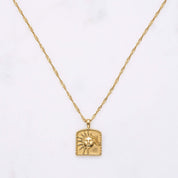 Sunny Sun Halskette: Die Sonne als Quelle des Lebens. Mit unserer Sunny Sun Halskette trägst du ihre Kraft bei dir. Der Vintage-Look verleiht dieser Kette eine gewisse Magie, wie ein Erbstück, das du schon ewig an deinem Hals trägst. Perfekt zum Layering mit einer Snake-Kette, um deinen eigenen Schmuckstil zu kreieren. Für Frauen, 18k vergoldet und wasserfest.
