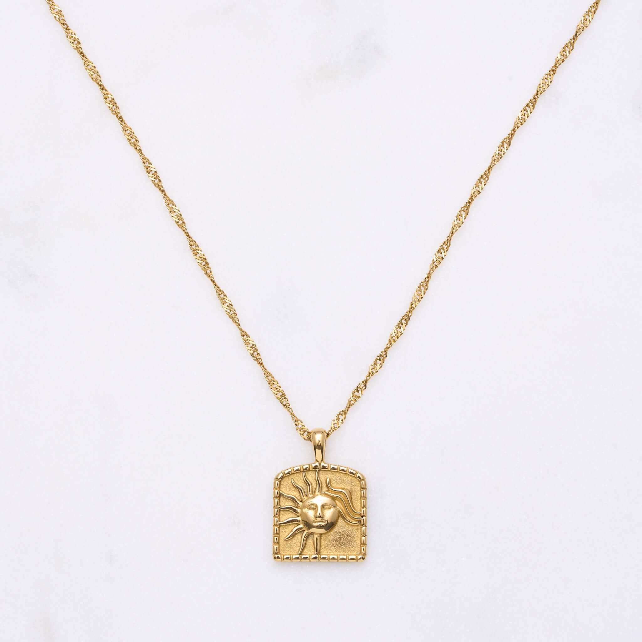Sunny Sun Halskette: Die Sonne als Quelle des Lebens. Mit unserer Sunny Sun Halskette trägst du ihre Kraft bei dir. Der Vintage-Look verleiht dieser Kette eine gewisse Magie, wie ein Erbstück, das du schon ewig an deinem Hals trägst. Perfekt zum Layering mit einer Snake-Kette, um deinen eigenen Schmuckstil zu kreieren. Für Frauen, 18k vergoldet und wasserfest.