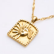 Sunny Sun Halskette: Die Sonne als Quelle des Lebens. Mit unserer Sunny Sun Halskette trägst du ihre Kraft bei dir. Der Vintage-Look verleiht dieser Kette eine gewisse Magie, wie ein Erbstück, das du schon ewig an deinem Hals trägst. Perfekt zum Layering mit einer Snake-Kette, um deinen eigenen Schmuckstil zu kreieren. Für Frauen, 18k vergoldet und wasserfest.