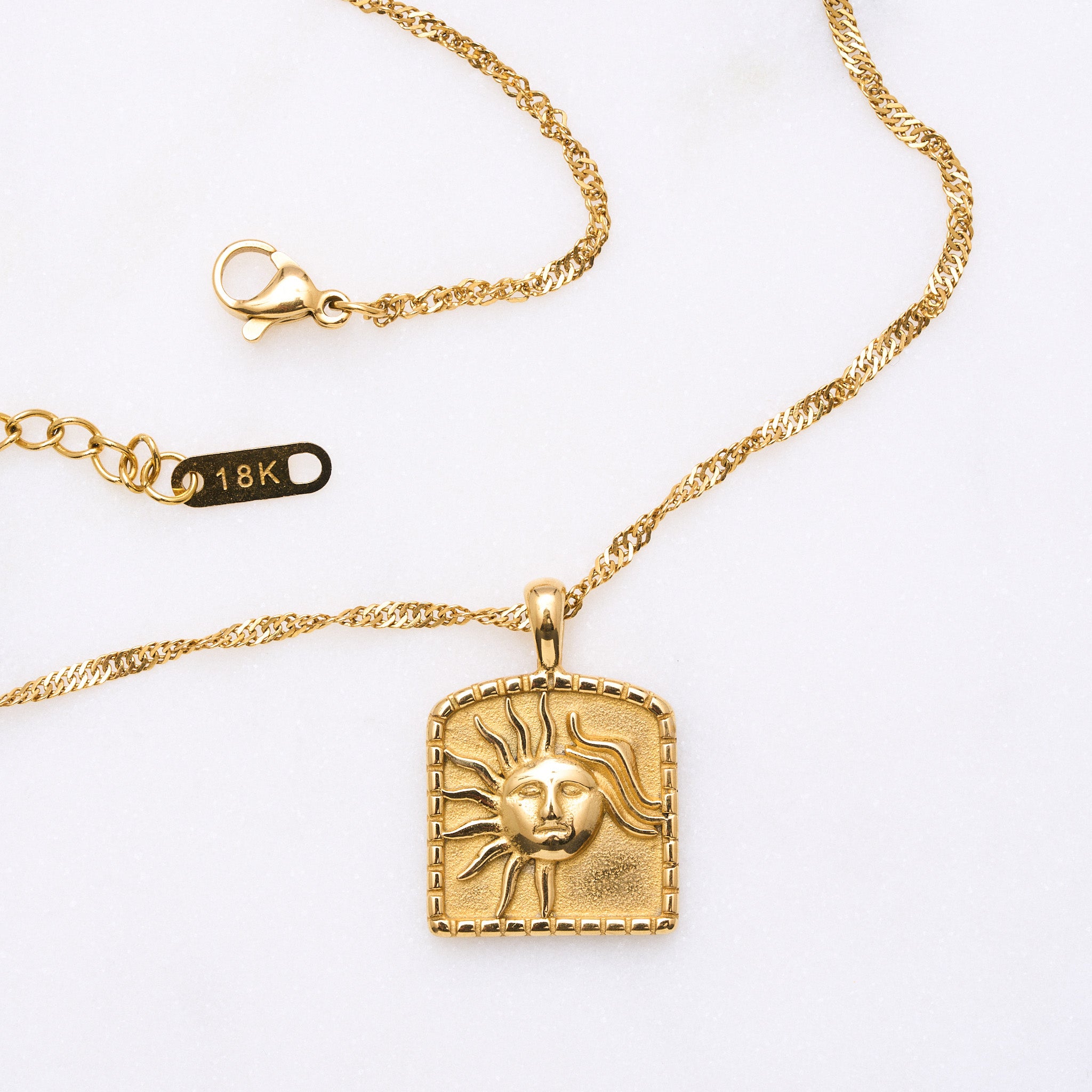 Sunny Sun Halskette: Die Sonne als Quelle des Lebens. Mit unserer Sunny Sun Halskette trägst du ihre Kraft bei dir. Der Vintage-Look verleiht dieser Kette eine gewisse Magie, wie ein Erbstück, das du schon ewig an deinem Hals trägst. Perfekt zum Layering mit einer Snake-Kette, um deinen eigenen Schmuckstil zu kreieren. Für Frauen, 18k vergoldet und wasserfest.