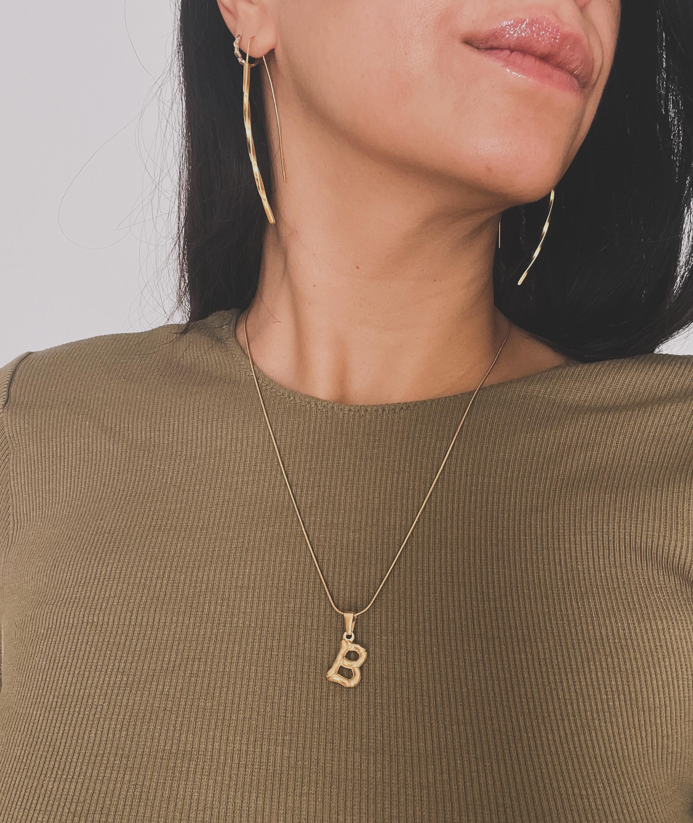 Einzelner Bamboo Bubble Buchstaben-Anhänger in glänzendem gold – personalisierbar und stylisch.