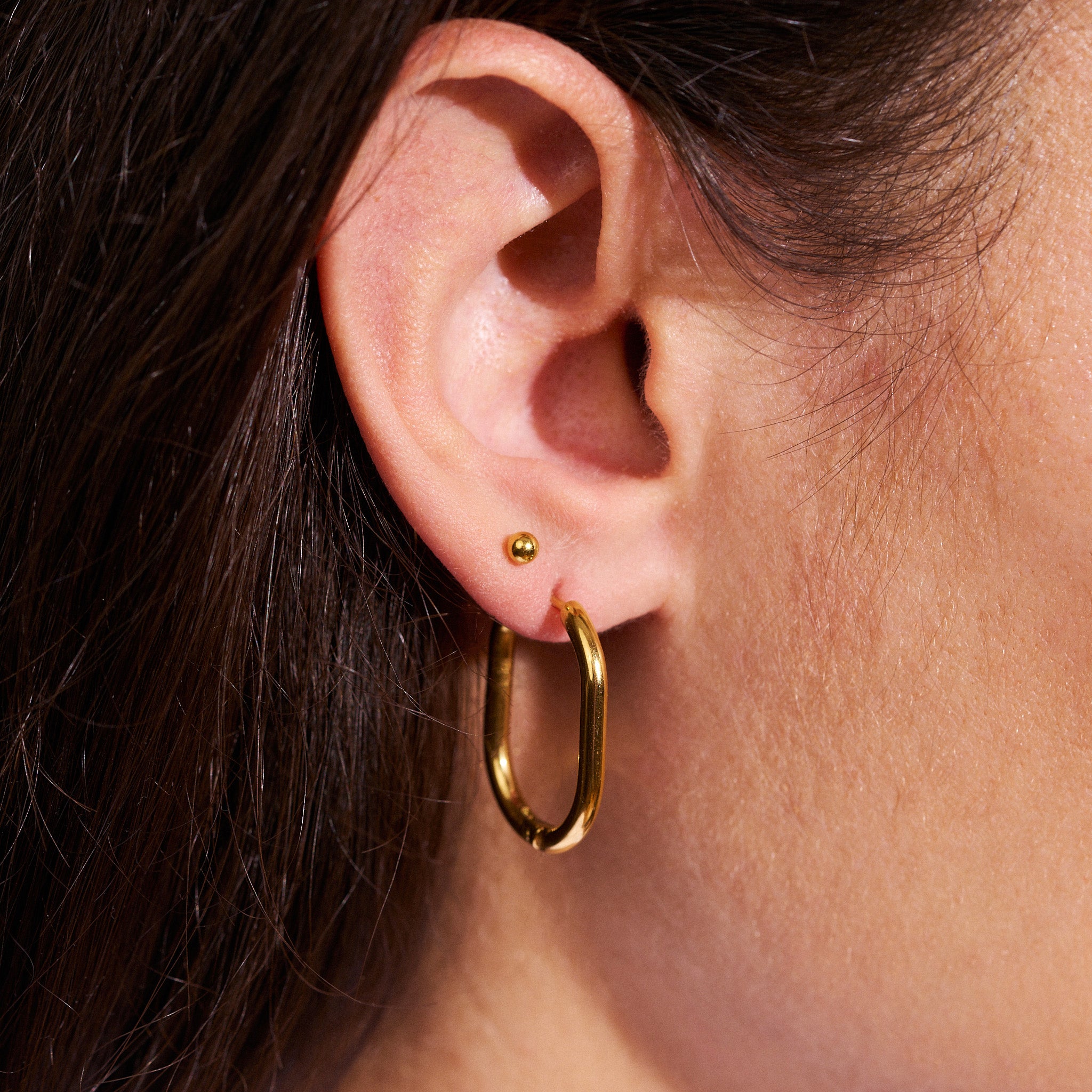 Brooklyn Hoops: Dezent und dennoch ein Eyecatcher. Ihre geometrische Form beeindruckt. Perfekt für kreative Stacking-Looks oder alleine für zeitlosen Glanz. 18k vergoldet und wasserfest