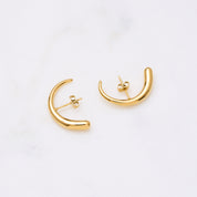 Marrakech Ohrringe: Statements par excellence, perfekt fürs Stapeln, aber auch alleine wunderbar am Ohr. Wie ein Mond aus Tausendundeiner Nacht umschließen sie dein Ohr. Deiner Kreativität sind keine Grenzen gesetzt! Für Frauen, 18k vergoldet und wasserfest.