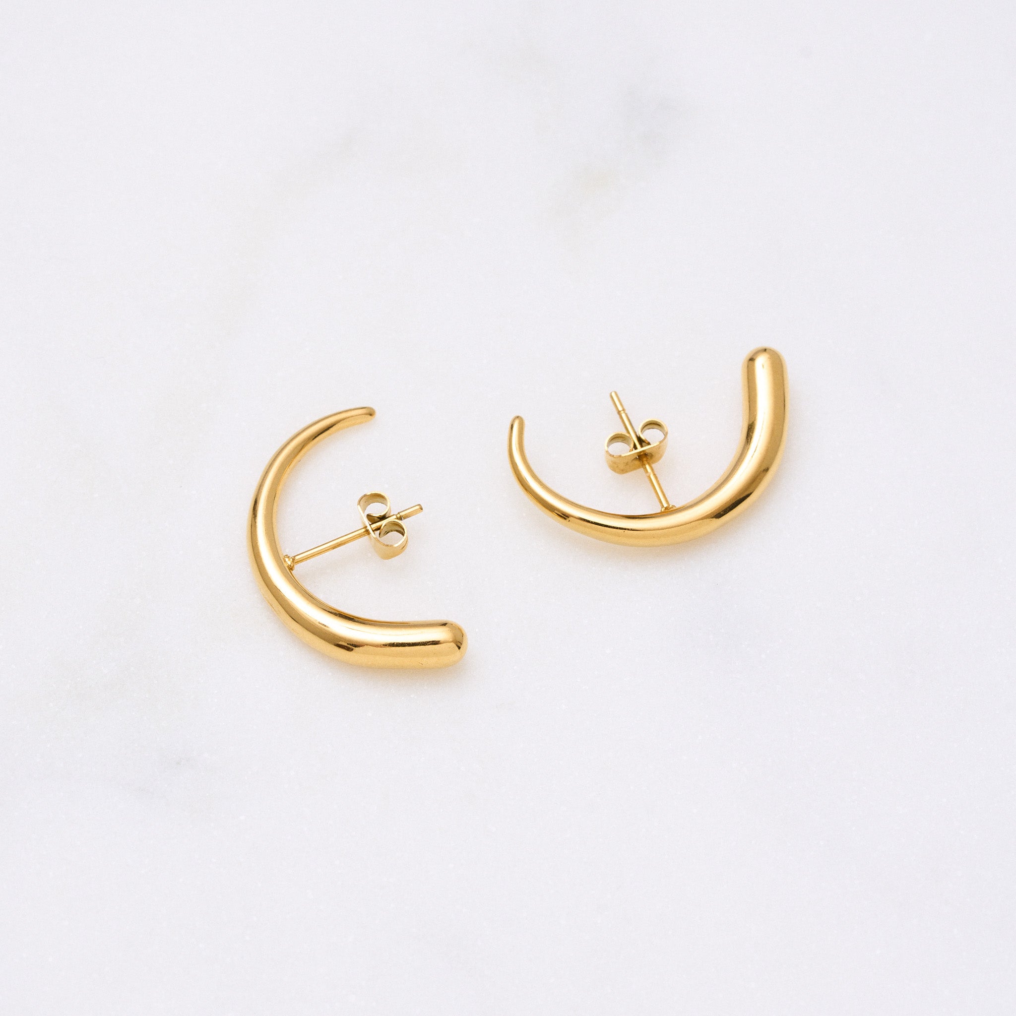 Marrakech Ohrringe: Statements par excellence, perfekt fürs Stapeln, aber auch alleine wunderbar am Ohr. Wie ein Mond aus Tausendundeiner Nacht umschließen sie dein Ohr. Deiner Kreativität sind keine Grenzen gesetzt! Für Frauen, 18k vergoldet und wasserfest.