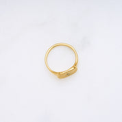 Beam Ring: Filigraner Siegelring mit sonnenstrahlenartigen Einkerbungen und einem kleinen Glasstein in der Mitte. Ein dezentes Statement für Liebhaber
zarter Schmuckdesigns.