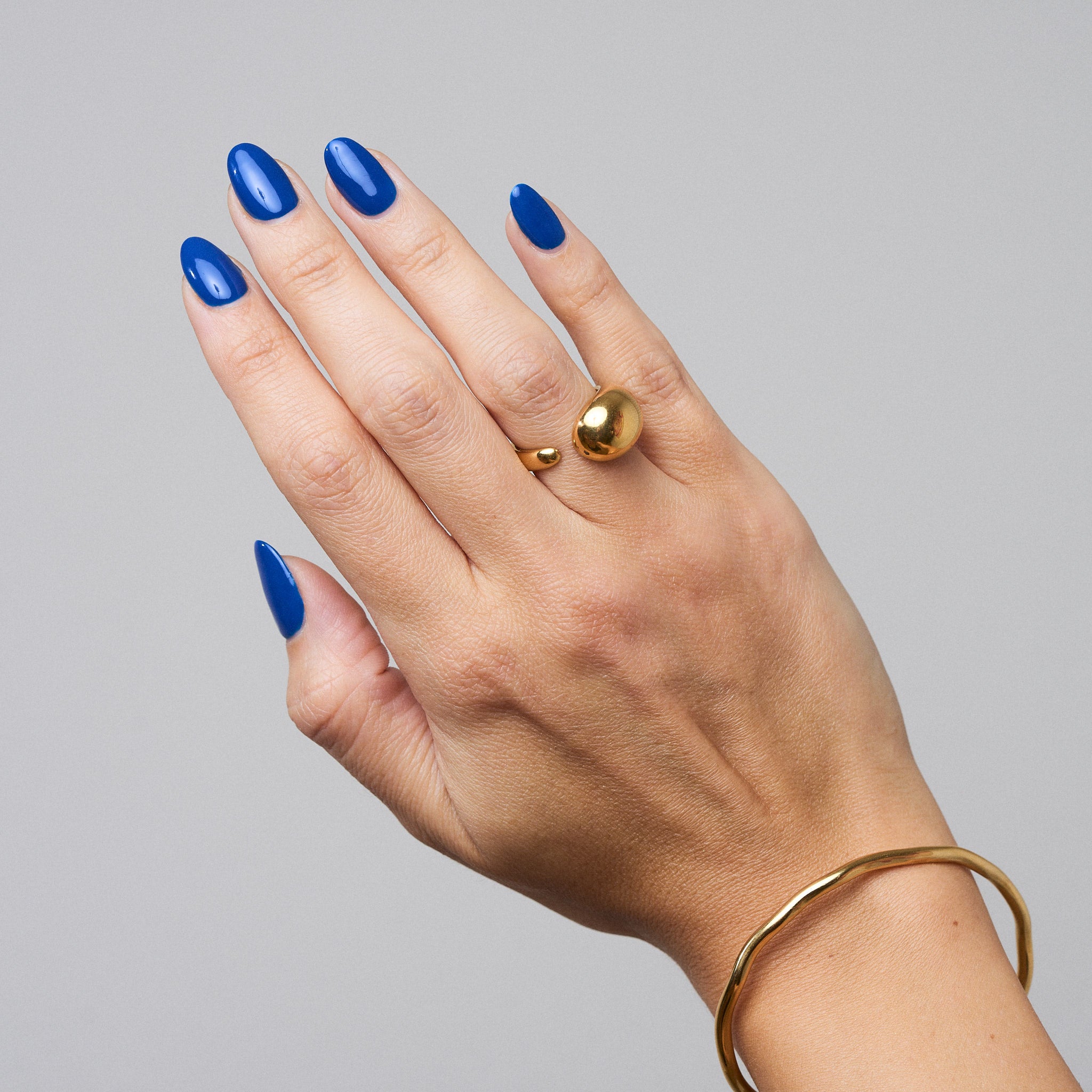 Ein auffälliger, dennoch edler Ring aus unserer Kollektion. Seine geschwungene Form umschmeichelt elegant den Finger und erinnert an einen fließenden Ballon. Einmal getragen, wirst du ihn nicht so schnell wieder ablegen wollen. Ein unverzichtbares Accessoire. 18k vergoldet und wasserfest