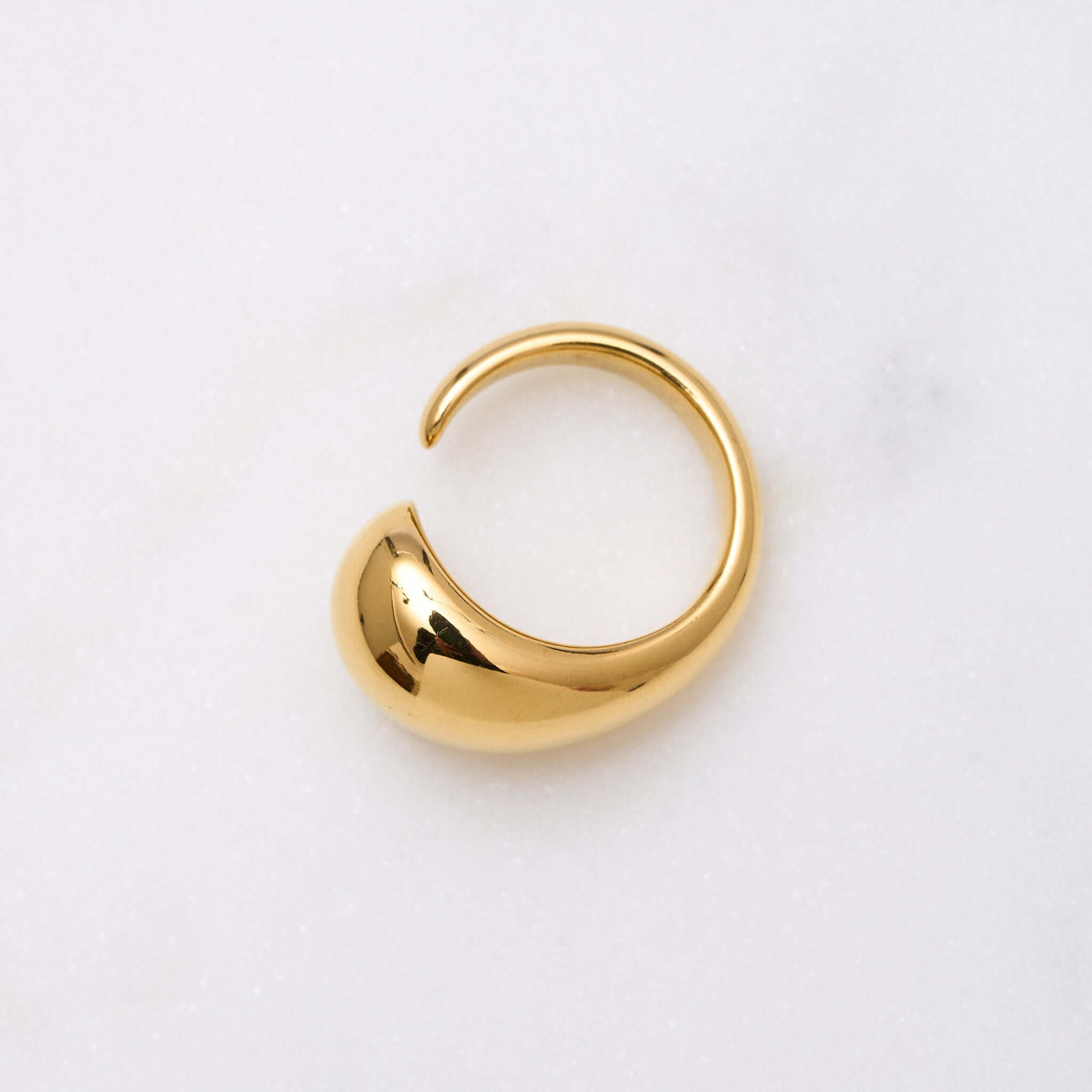 Ein auffälliger, dennoch edler Ring aus unserer Kollektion. Seine geschwungene Form umschmeichelt elegant den Finger und erinnert an einen fließenden Ballon. Einmal getragen, wirst du ihn nicht so schnell wieder ablegen wollen. Ein unverzichtbares Accessoire. 18k vergoldet und wasserfest