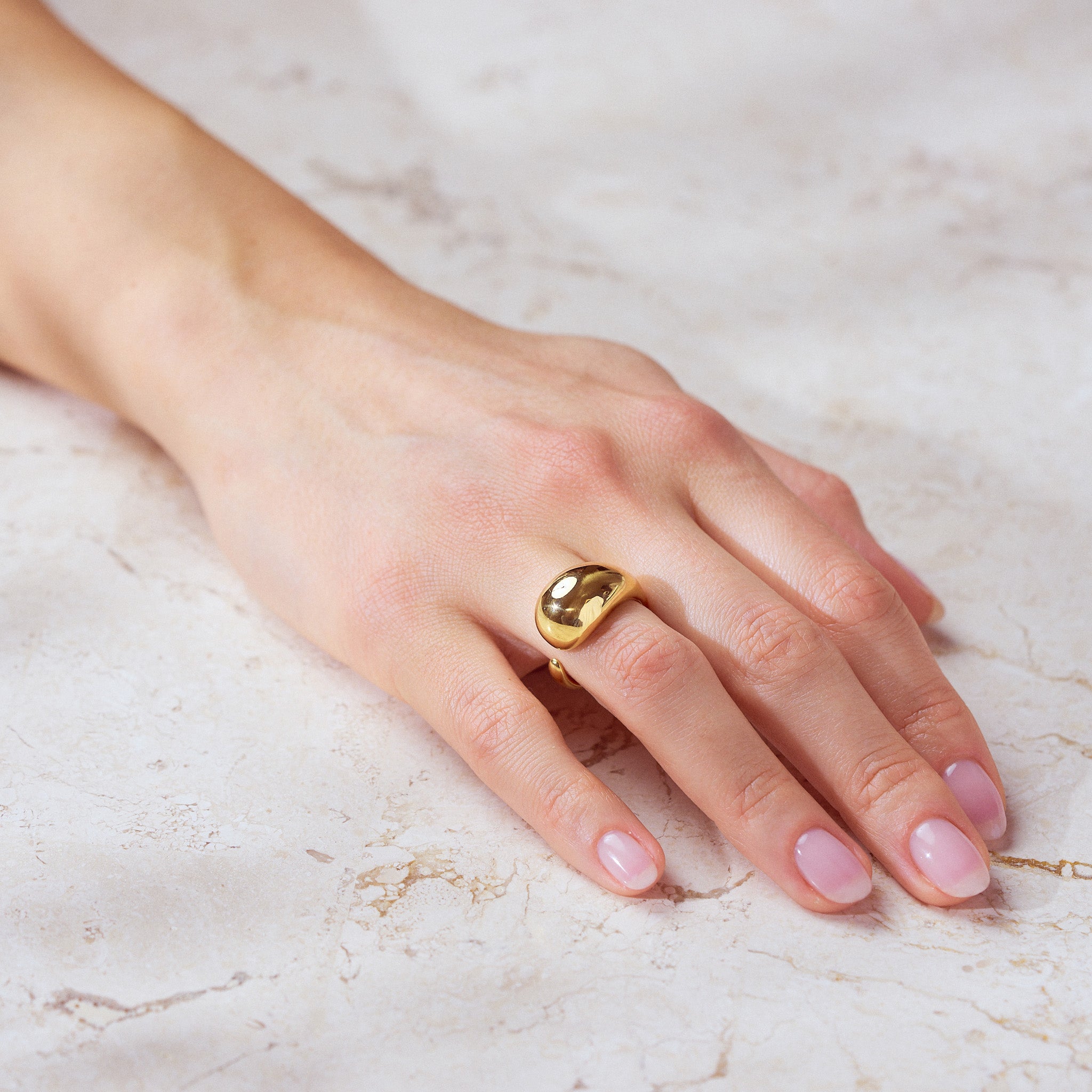Ein auffälliger, dennoch edler Ring aus unserer Kollektion. Seine geschwungene Form umschmeichelt elegant den Finger und erinnert an einen fließenden Ballon. Einmal getragen, wirst du ihn nicht so schnell wieder ablegen wollen. Ein unverzichtbares Accessoire. 18k vergoldet und wasserfest