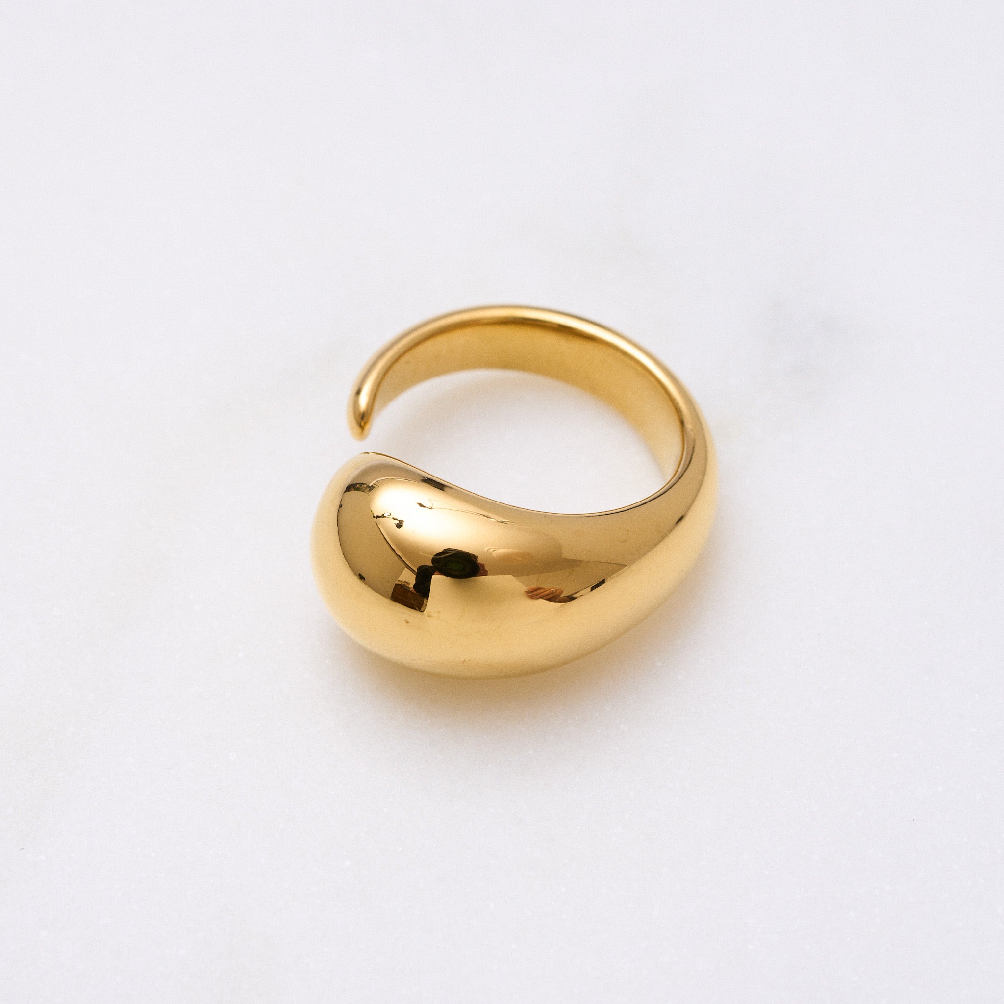 Ein auffälliger, dennoch edler Ring aus unserer Kollektion. Seine geschwungene Form umschmeichelt elegant den Finger und erinnert an einen fließenden Ballon. Einmal getragen, wirst du ihn nicht so schnell wieder ablegen wollen. Ein unverzichtbares Accessoire. 18k vergoldet und wasserfest
