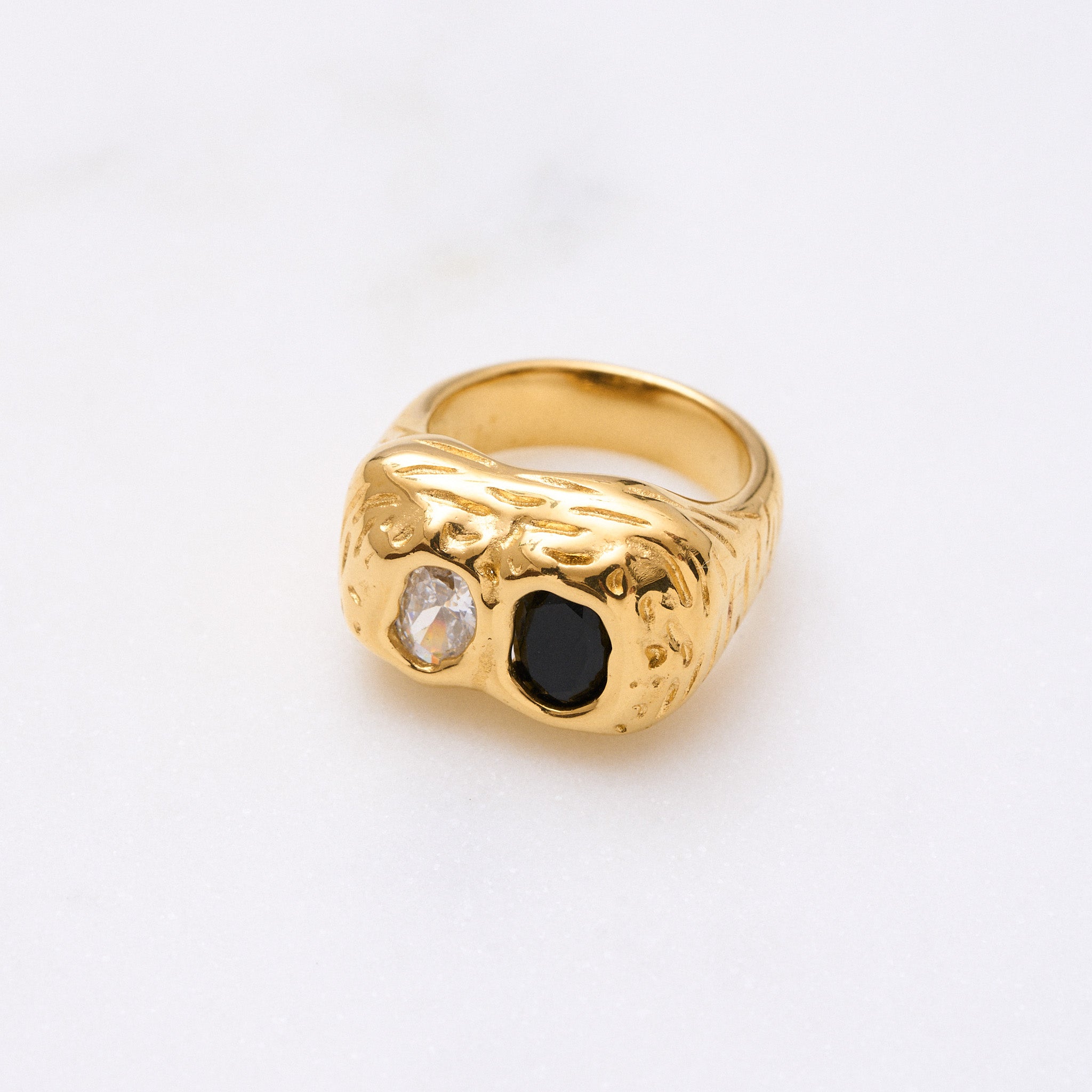 Chunky Glamour Ring: Für diejenigen, die auffallen wollen und Funkelndes lieben. Ein Trend, der bleibt. Denn hier gilt das Motto: Mehr ist mehr! 18k vergoldet und wasserfest.