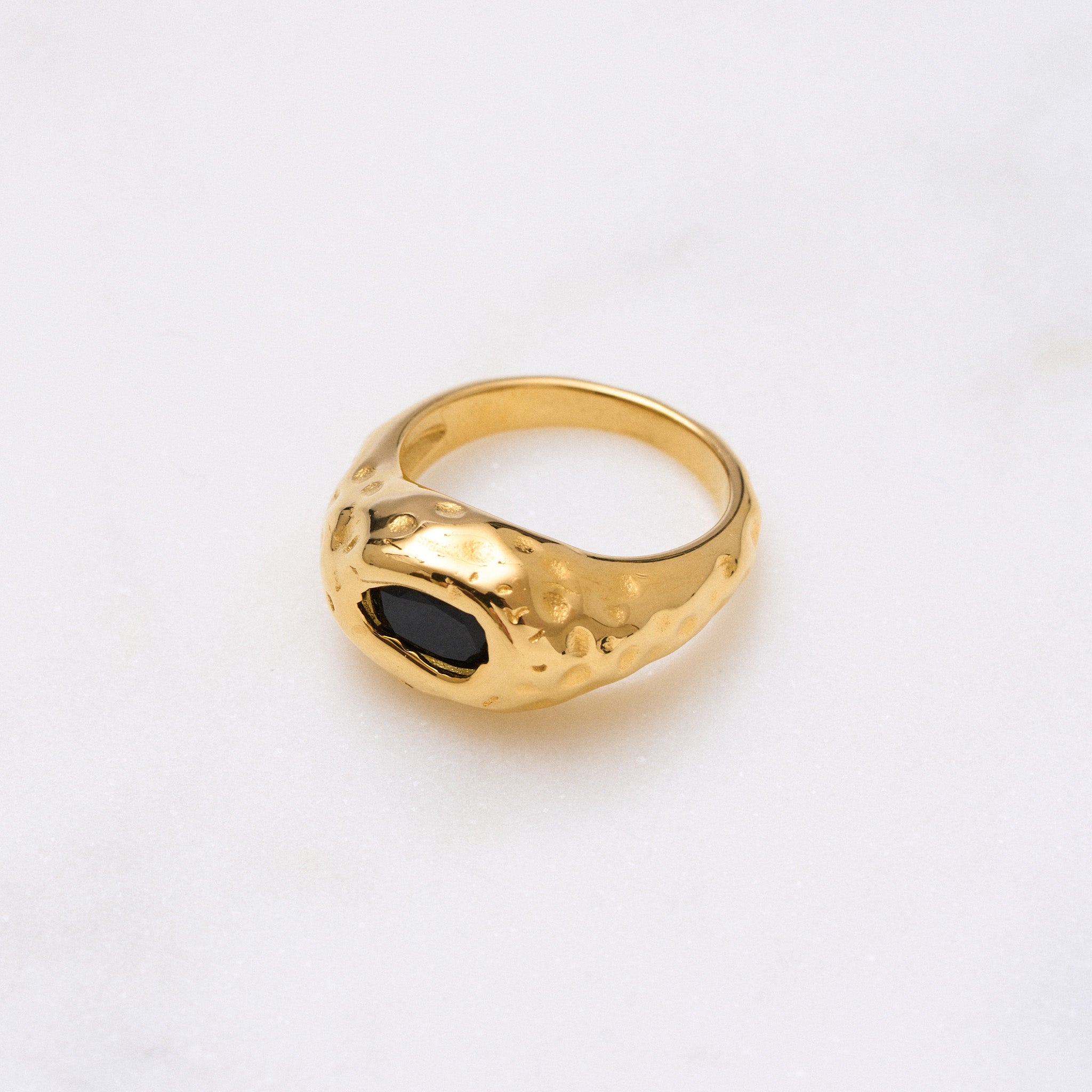 Rocky Ring: Robust wie ein Stein, aber dennoch elegant. Perfekt für Statement-Liebhaber, beeindruckt Rocky sowohl allein als auch im Stacking-Look mit anderen Ringen. Für Frauen, 18k vergoldet und wasserfest.