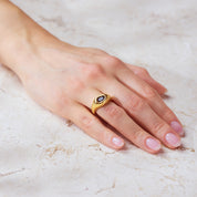 Rocky Ring: Robust wie ein Stein, aber dennoch elegant. Perfekt für Statement-Liebhaber, beeindruckt Rocky sowohl allein als auch im Stacking-Look mit anderen Ringen. Für Frauen, 18k vergoldet und wasserfest.