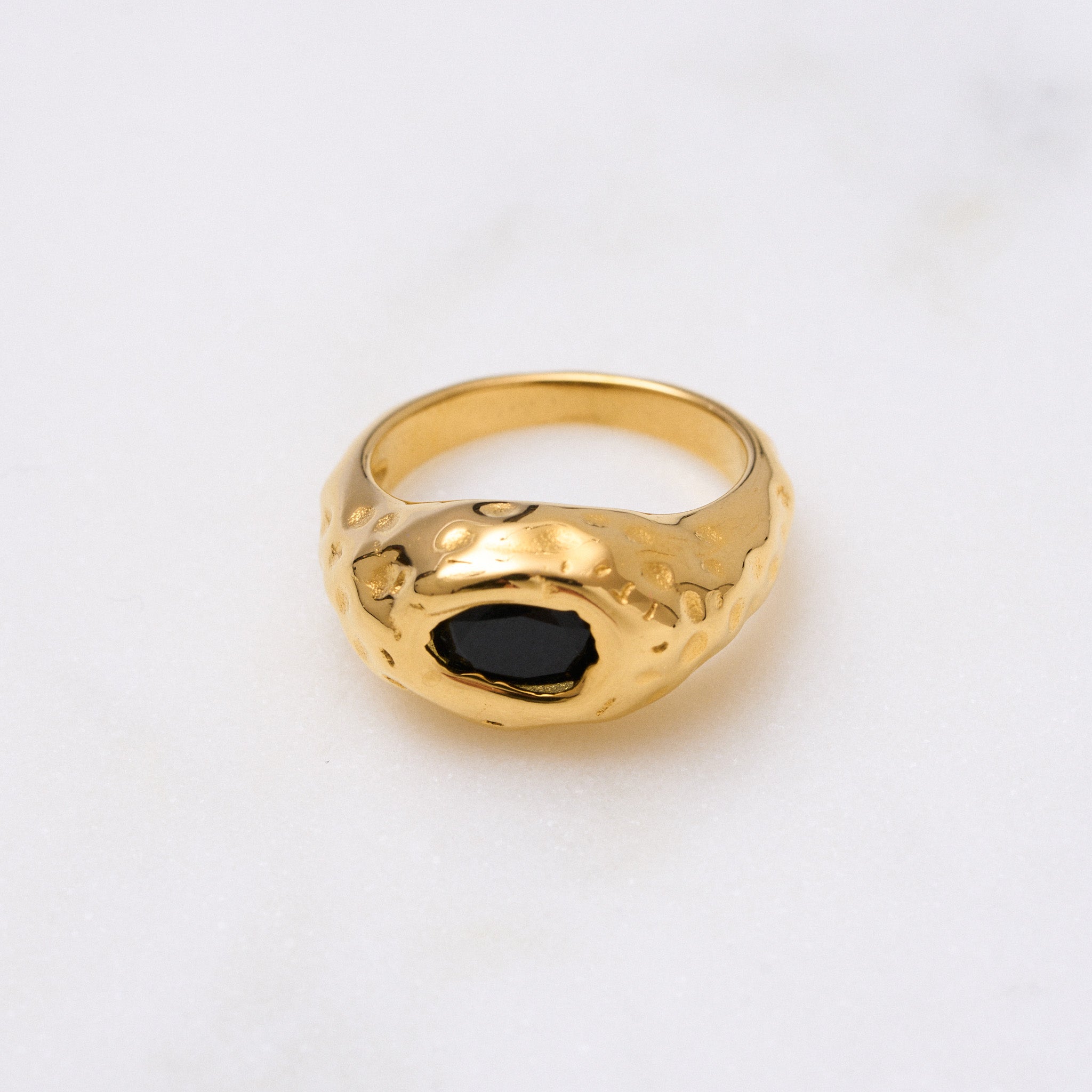 Rocky Ring: Robust wie ein Stein, aber dennoch elegant. Perfekt für Statement-Liebhaber, beeindruckt Rocky sowohl allein als auch im Stacking-Look mit anderen Ringen. Für Frauen, 18k vergoldet und wasserfest.