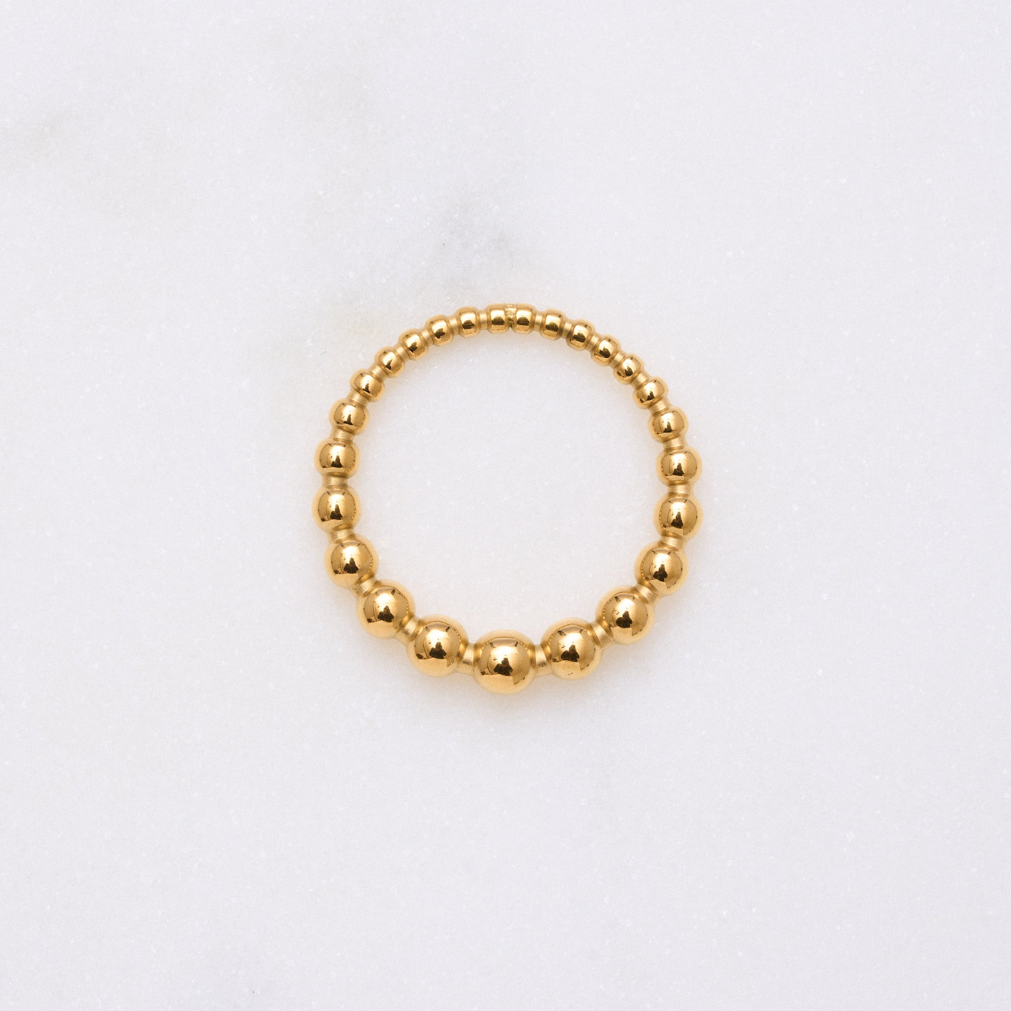 Saturn Creolen: Verspielte Details machen sie zur perfekten Ergänzung für deine Alltagslooks. Diesen Ring können jeden Tag zu allem getragen werden. Für Frauen, 18k vergoldet und wasserfest.