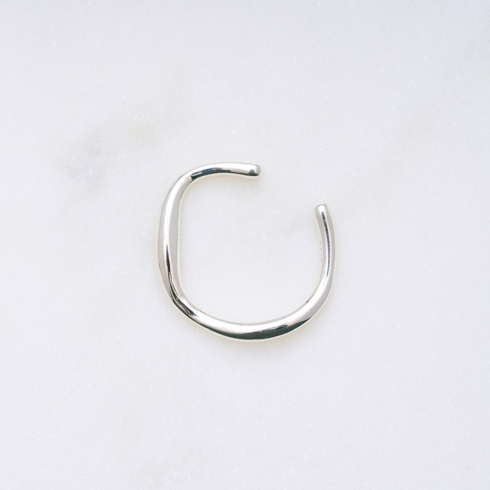 Der Wind Ring mit glänzender Oberfläche und gebogener Form, inspiriert von leichten Windwellen. Dezentes und klassisches Stacking-Design, ideal als Ergänzung zu anderen Ringen.
