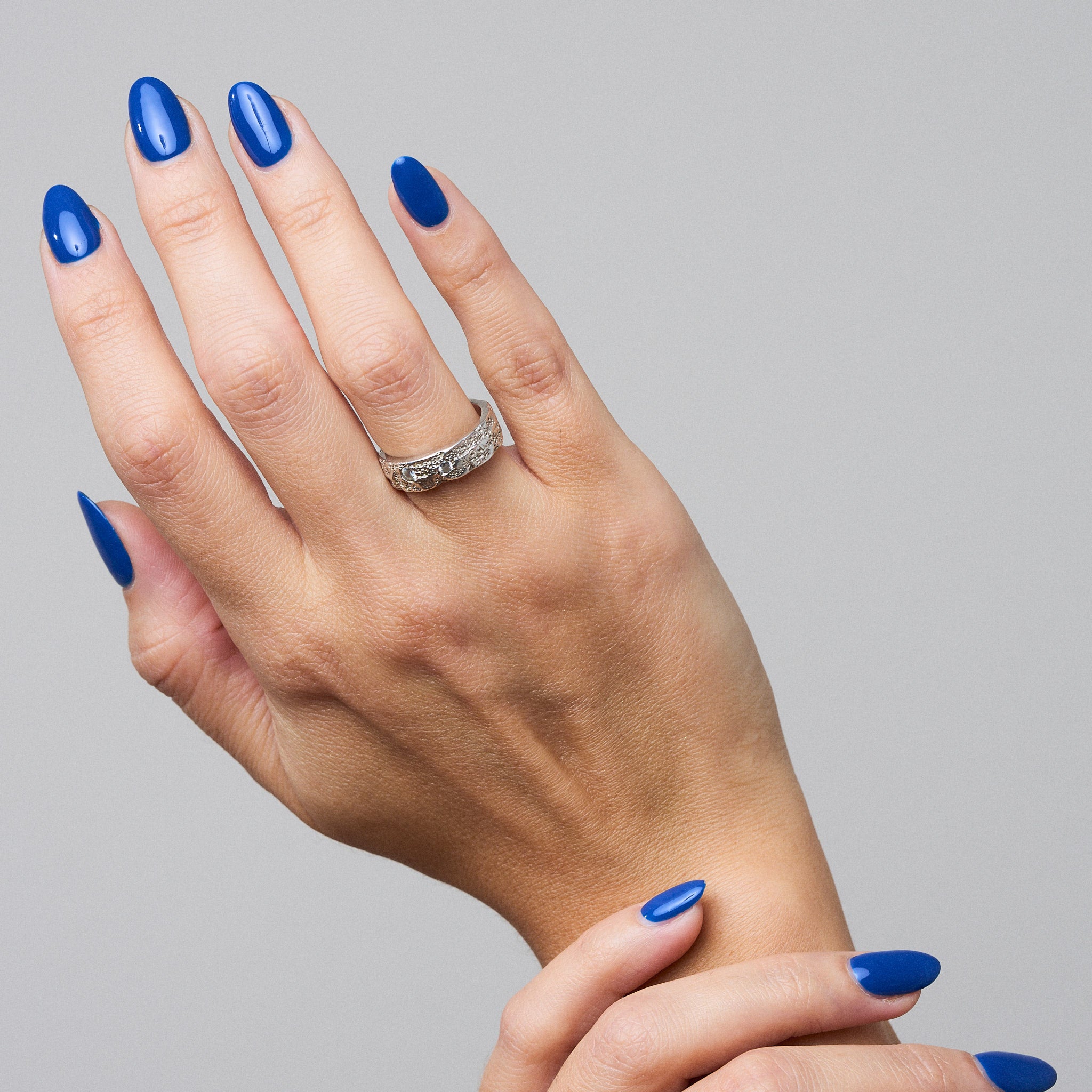 Silberner Ring mit zwei Zirkonia-Steinen, inspiriert von Baumrinden und dem Funkeln der Sonne durch die Baumkronen. Ideal zum Stacking mit anderen Ringen.