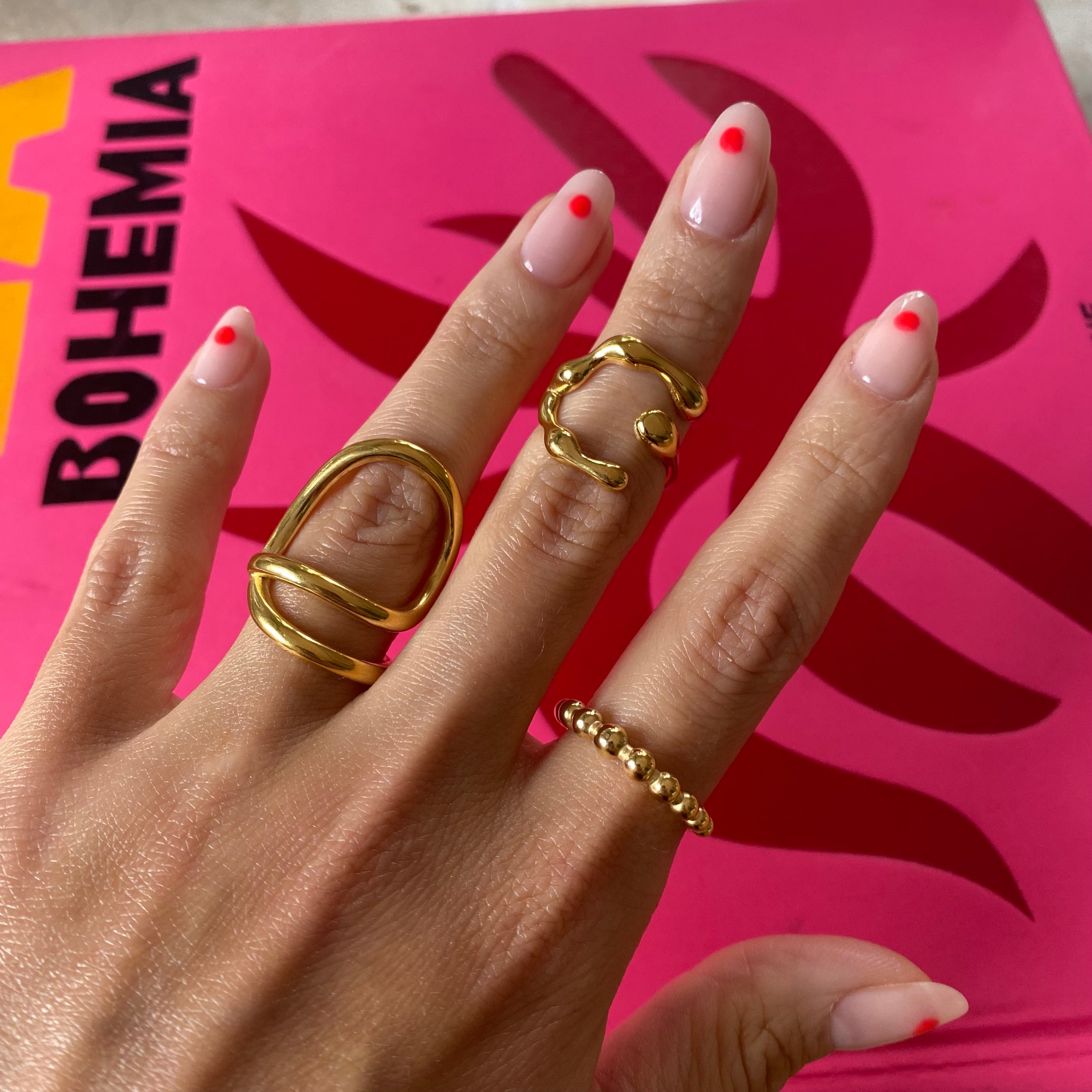 Saturn Creolen: Verspielte Details machen sie zur perfekten Ergänzung für deine Alltagslooks. Diesen Ring können jeden Tag zu allem getragen werden. Für Frauen, 18k vergoldet und wasserfest.