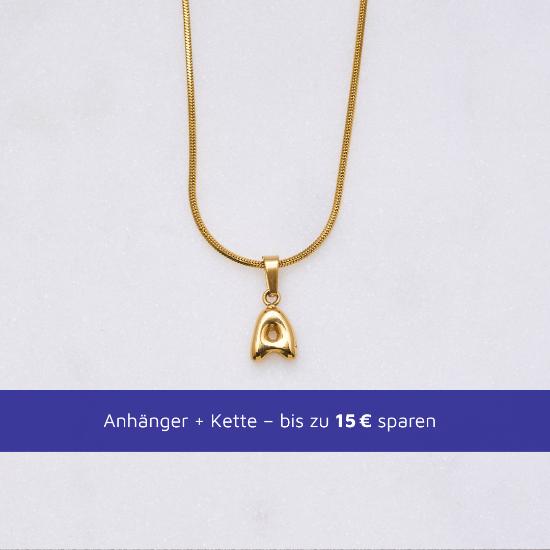 Vergoldeter Bubble Buchstaben Anhänger mit Bobby Kette auf weißem Hintergrund