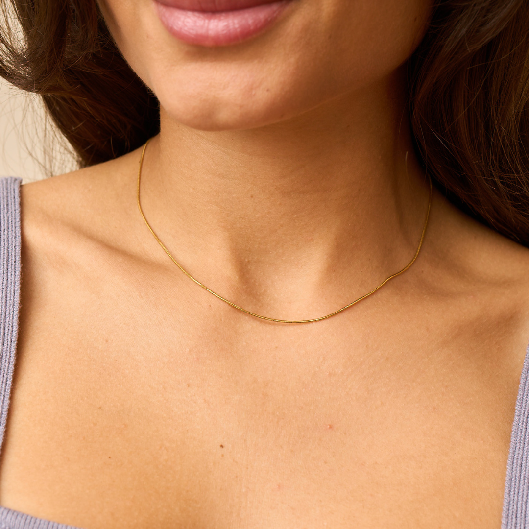 Bobby short Halskette: Eine wunderschöne, filigrane und schlichte Kette, die sich mit dir bewegt und unaufdringlich ist. Perfekt für den Layer-Look oder um mit einem Anhänger kombiniert zu werden! Für Frauen, 18k vergoldet und wasserfest.