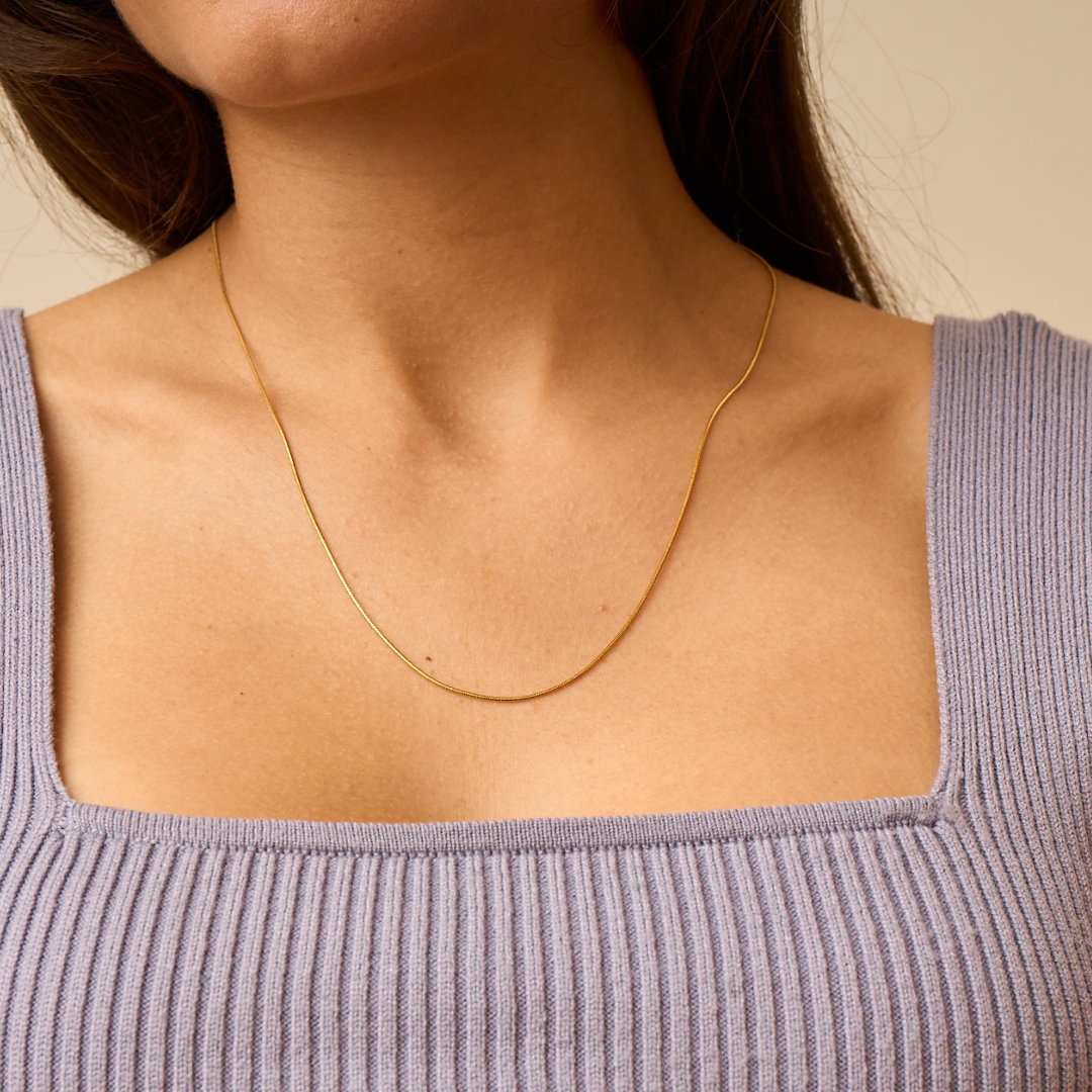 Bobby Long Halskette: Eine wunderschöne, filigrane und schlichte Kette, die sich mit dir bewegt und unaufdringlich ist. Perfekt für den Layer-Look mit anderen Ketten oder mit einem kleinen Anhänger kombiniert! Für Frauen, 18k vergoldet und wasserfest.